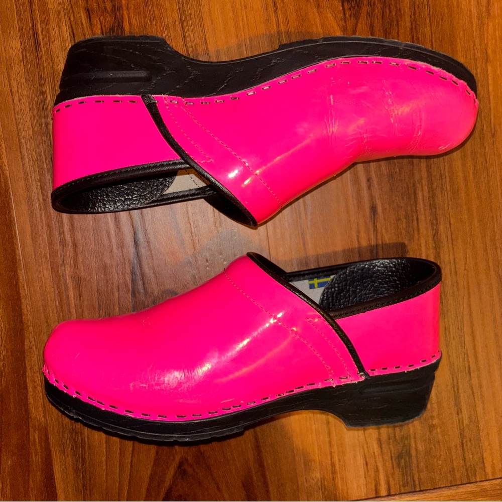 BJORK Bright Pink Women's Clogs Scrubs